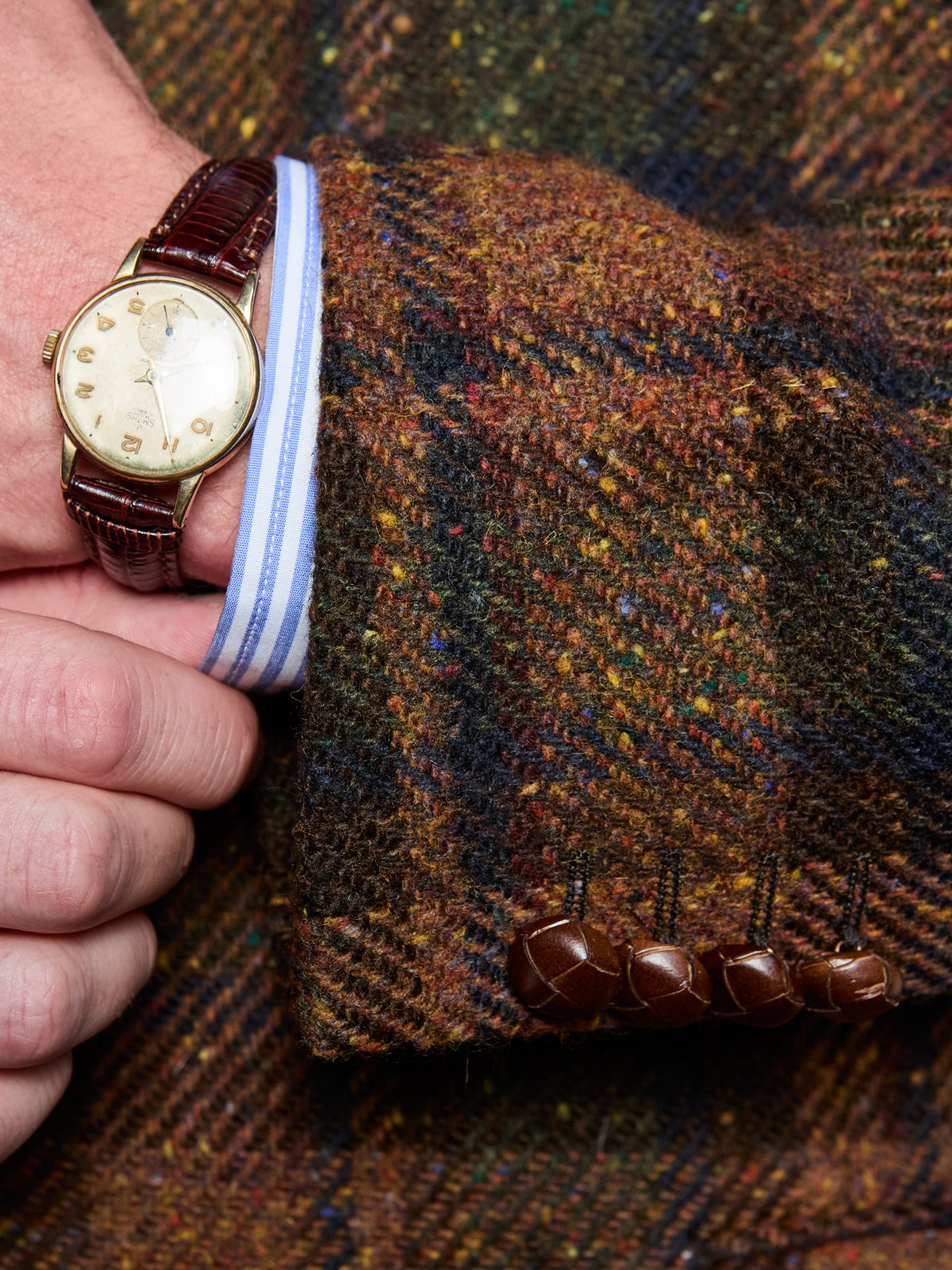 Tweed-Sakko großes Karo Magee Tweed Brown Green Detailansicht Ärmelknöpfe und Manschette — John Crocket