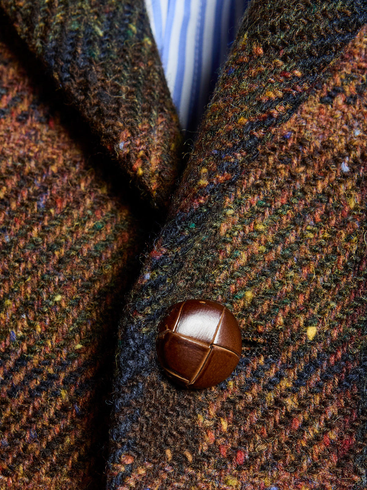 Tweed-Sakko großes Karo Magee Tweed Brown Green Detailansicht Lederknopf am Revers — John Crocket