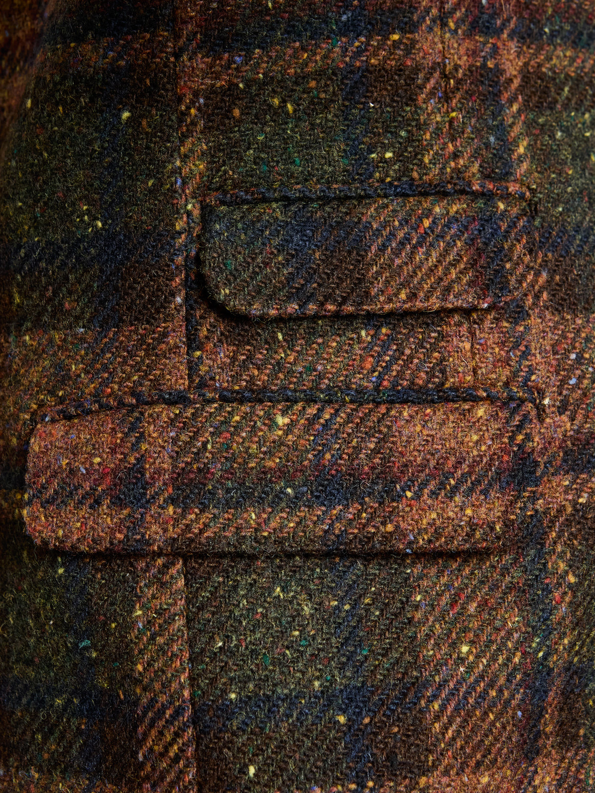 Tweed-Sakko großes Karo Magee Tweed Brown Green Detailansicht der Pattentaschen — John Crocket