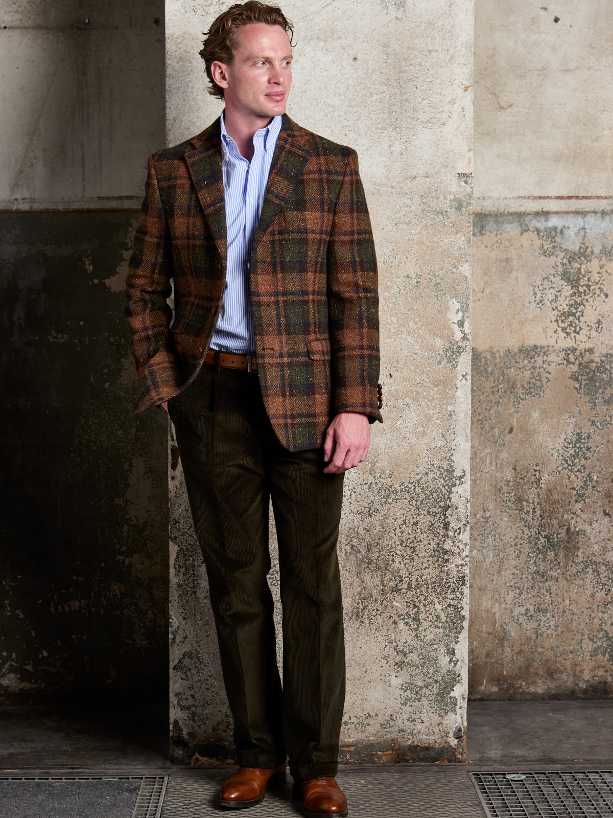 Tweed-Sakko großes Karo Magee Tweed Brown Green Ganzkörperansicht am Model zu Cordhose — John Crocket
