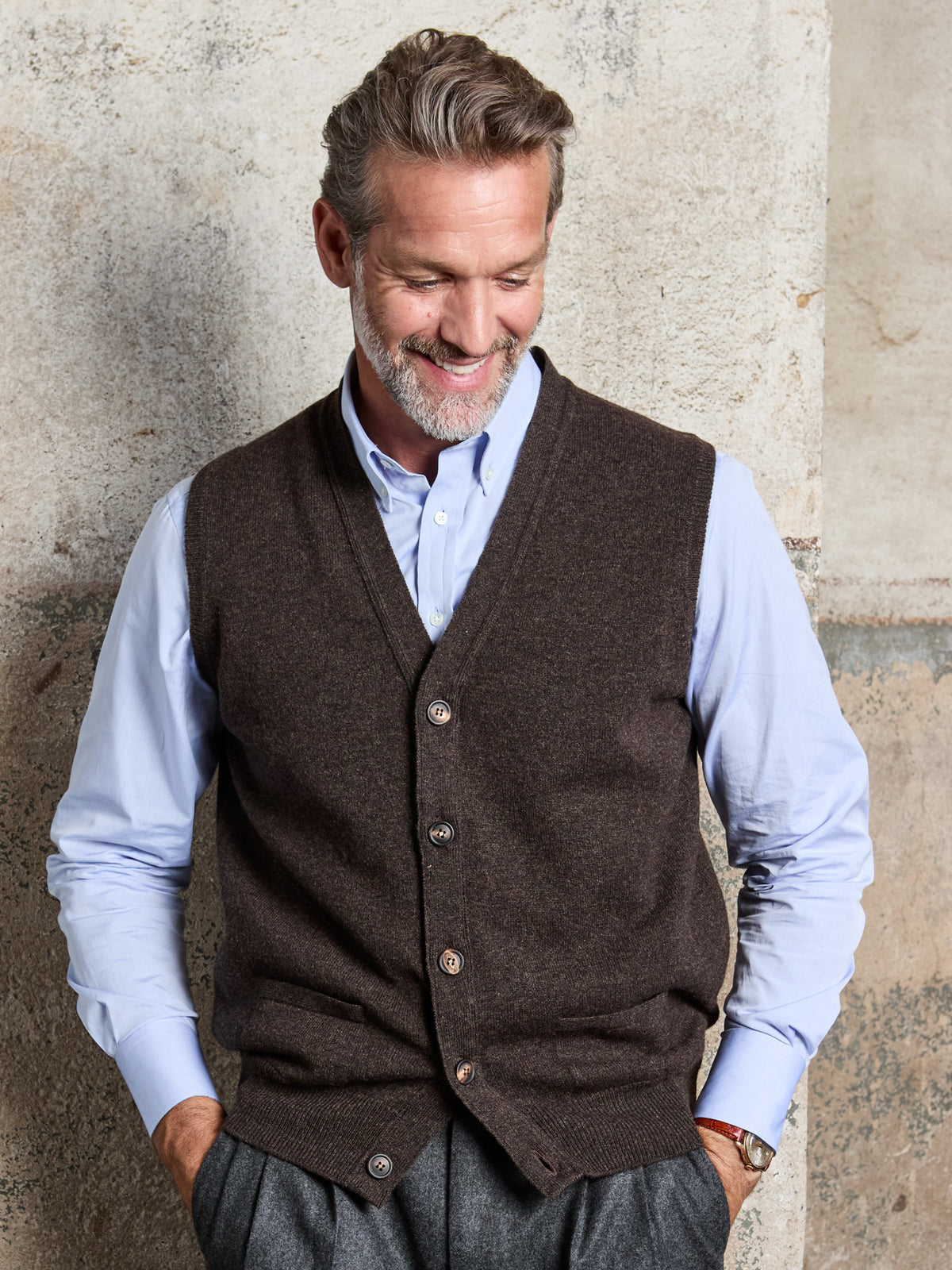 Lambswool Strickweste mit Knopfleiste in Wood, V-Ausschnitt, getragen, Frontalansicht — John Crocket