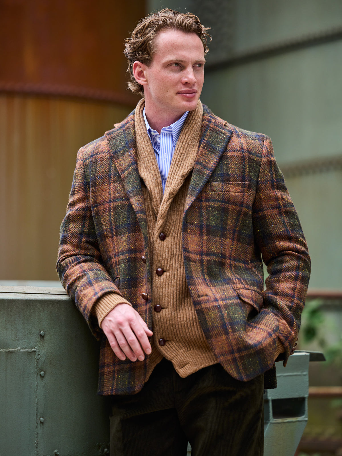 Tweed-Sakko großes Karo Magee Tweed Brown Green über camelfarbener Strickjacke getragen — John Crocket