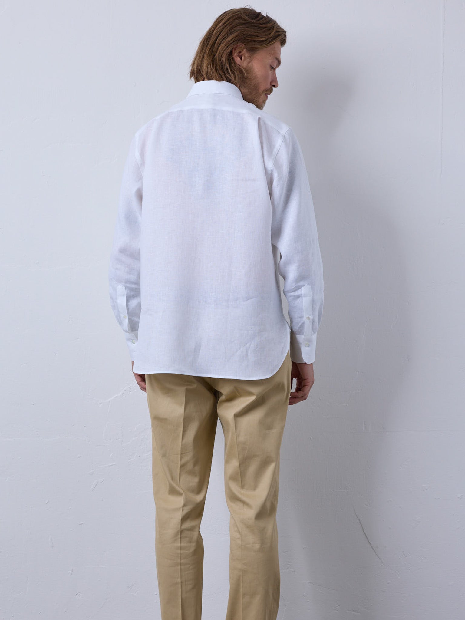 Linen shirt with classic button-down collar in white