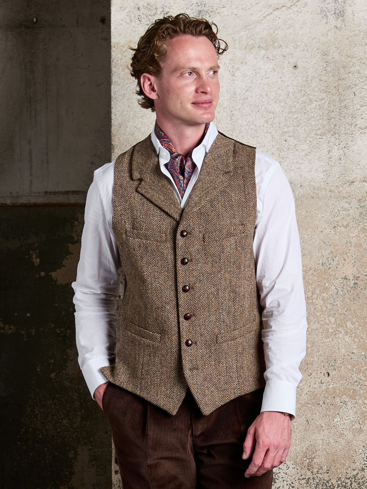 Tweed-Weste Fischgrät Harris Tweed Green and Fawn Frontalansicht am Model zu Hemd und Cordhose — John Crocket