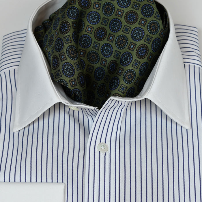 Ascot with paisley in burgundy