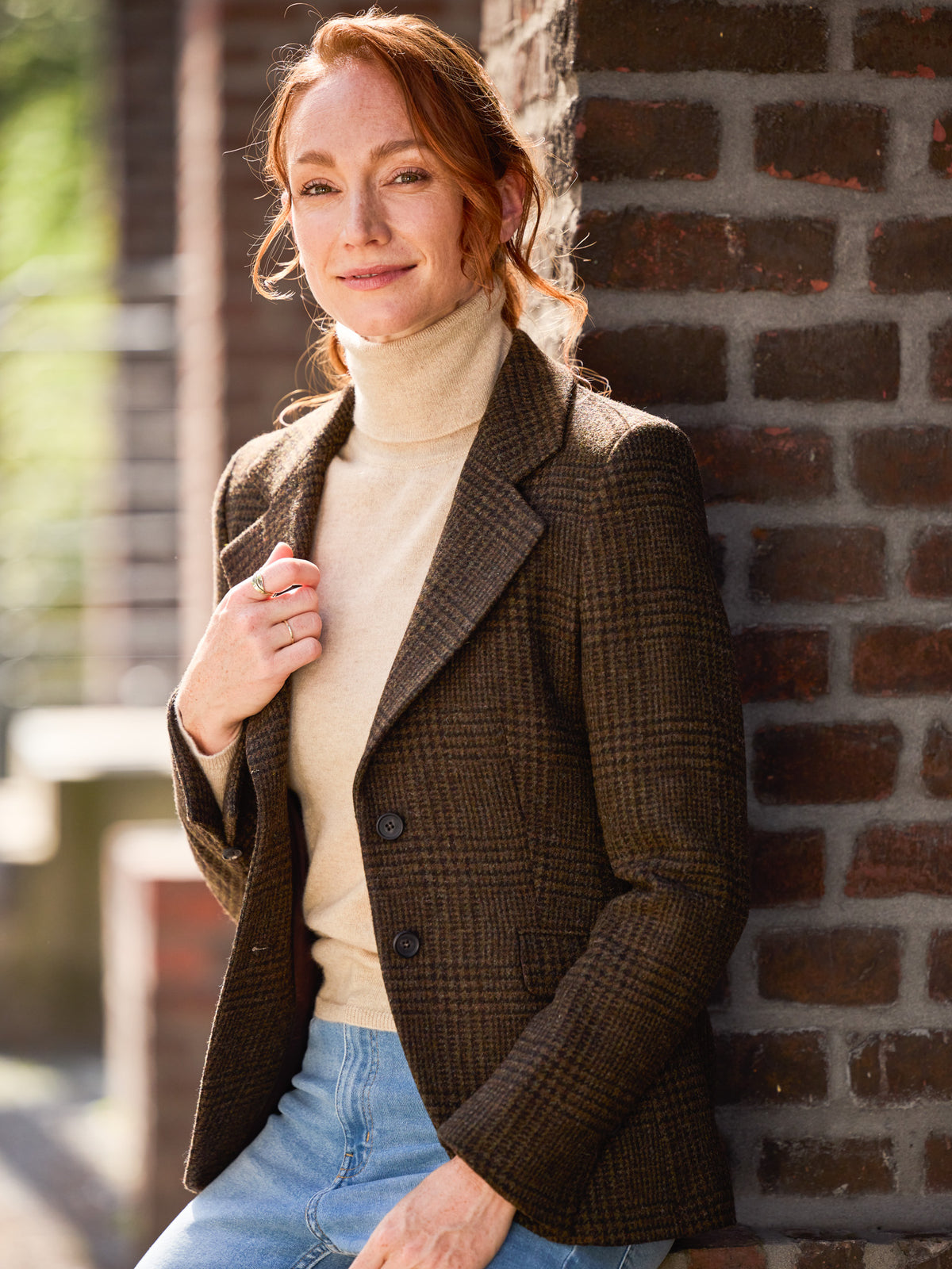 Damenblazer Glencheck Moon Tweed Moss Green Ebony am Model zu Rollkragenpullover, Oberkörper — John Crocket