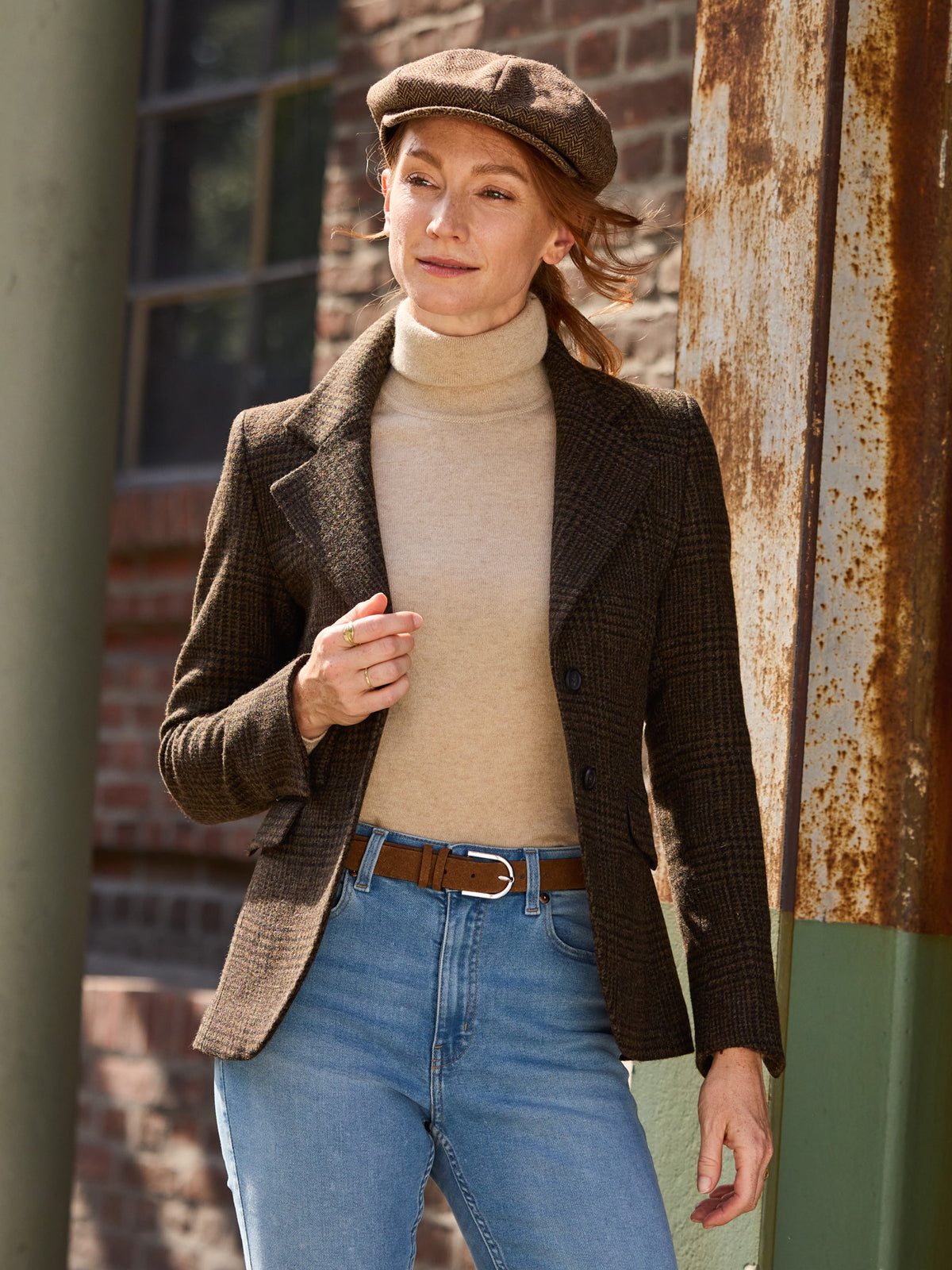 Damenblazer Glencheck Moon Tweed Moss Green Ebony am Model im Gehen, zu Jeans und Gürtel — John Crocket