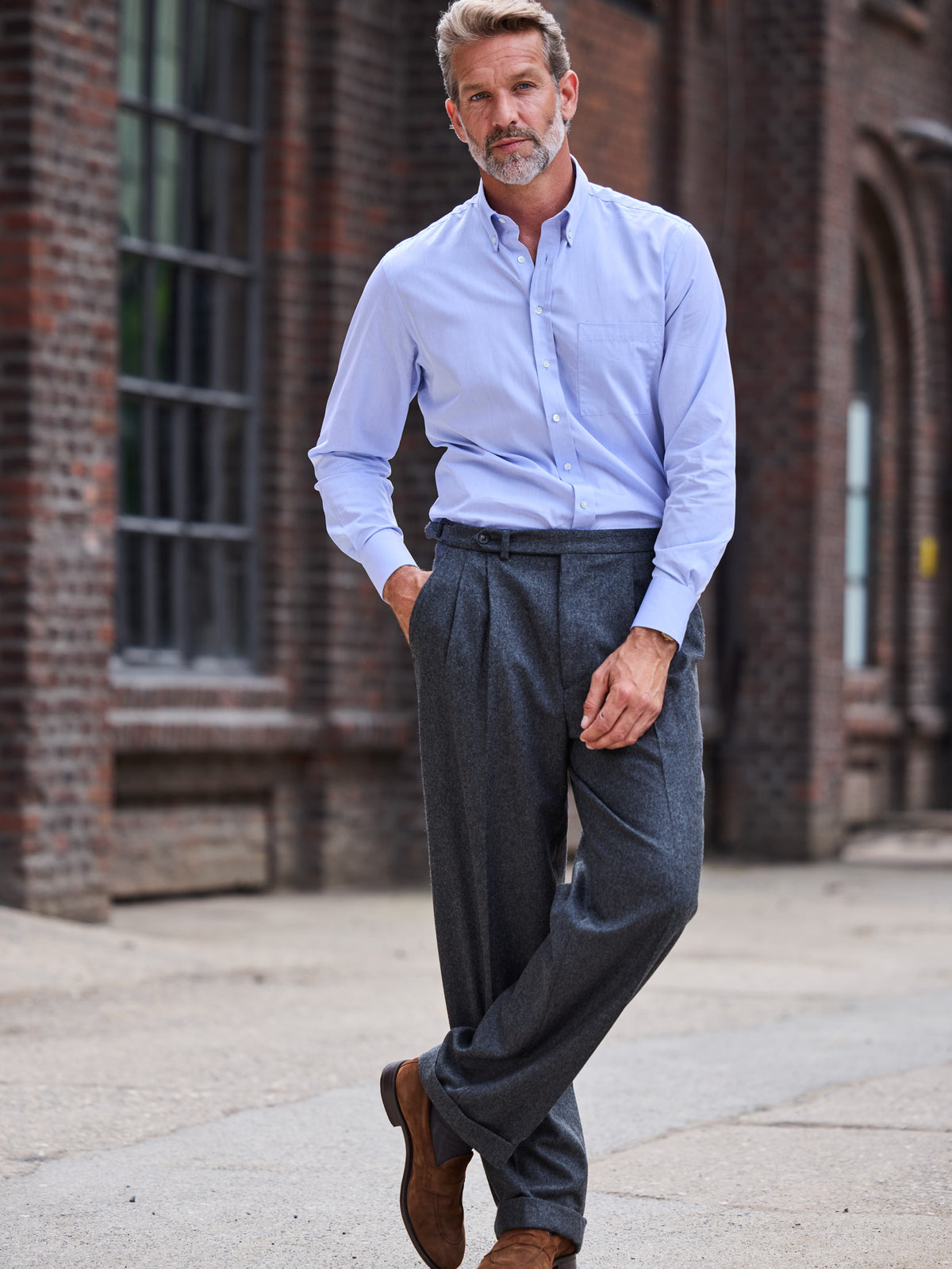 High-Waist-Flanellhose Moon Flanell Midgrey am Model im Gehen, Umschlag am Saum — John Crocket
