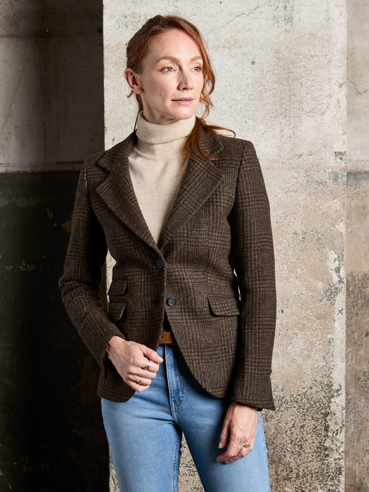 Damenblazer Glencheck Moon Tweed Moss Green Ebony geschlossen getragen, Frontalansicht — John Crocket