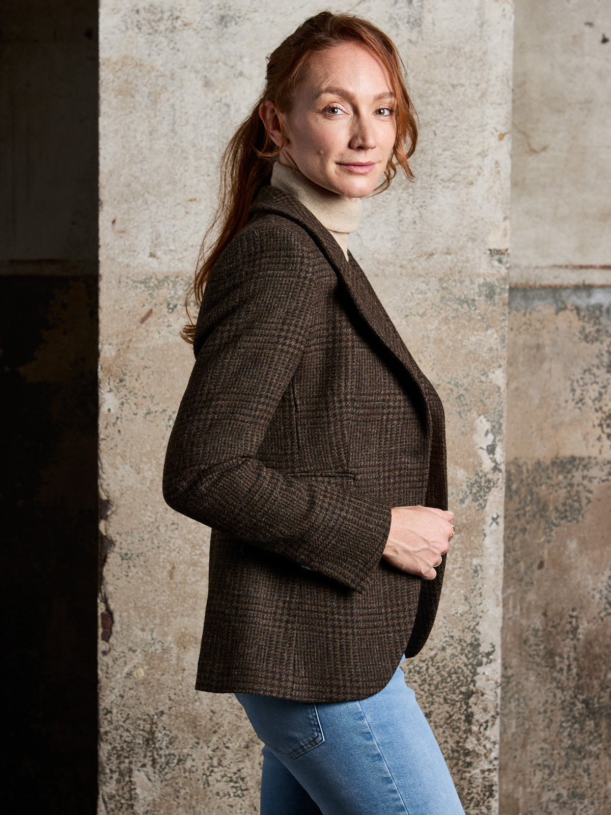 Damenblazer Glencheck Moon Tweed Moss Green Ebony Seitenansicht am Model — John Crocket