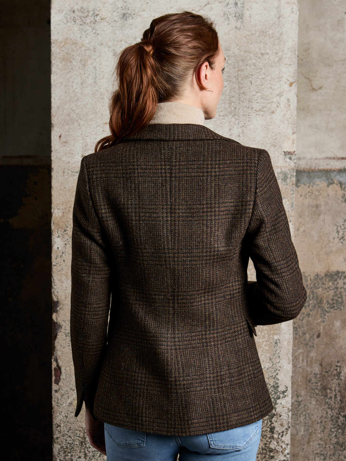 Damenblazer Glencheck Moon Tweed Moss Green Ebony Rückansicht am Model — John Crocket