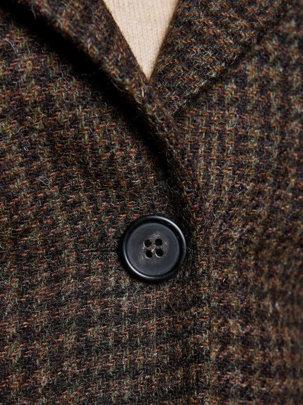 Damenblazer Glencheck Moon Tweed Moss Green Ebony Detailansicht Hornknopf am Revers — John Crocket