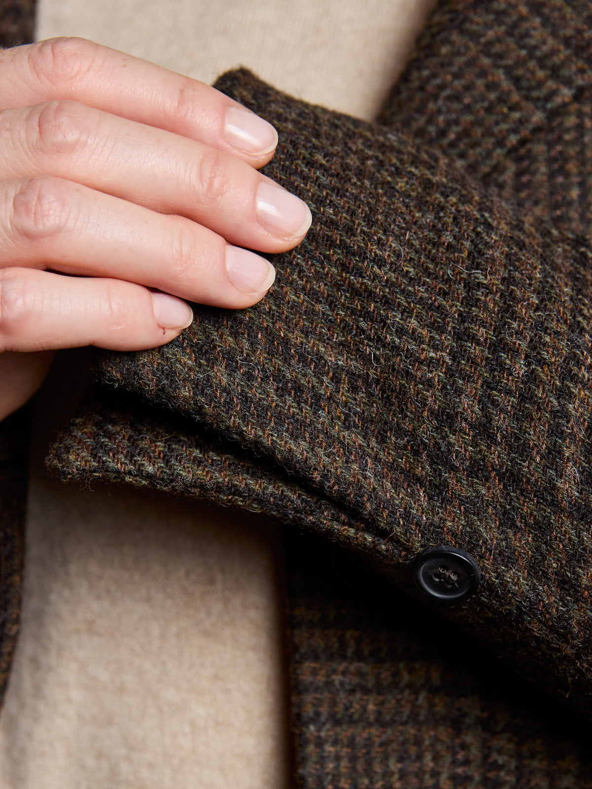 Damenblazer Glencheck Moon Tweed Moss Green Ebony Detailansicht Ärmelabschluss mit Knopf — John Crocket