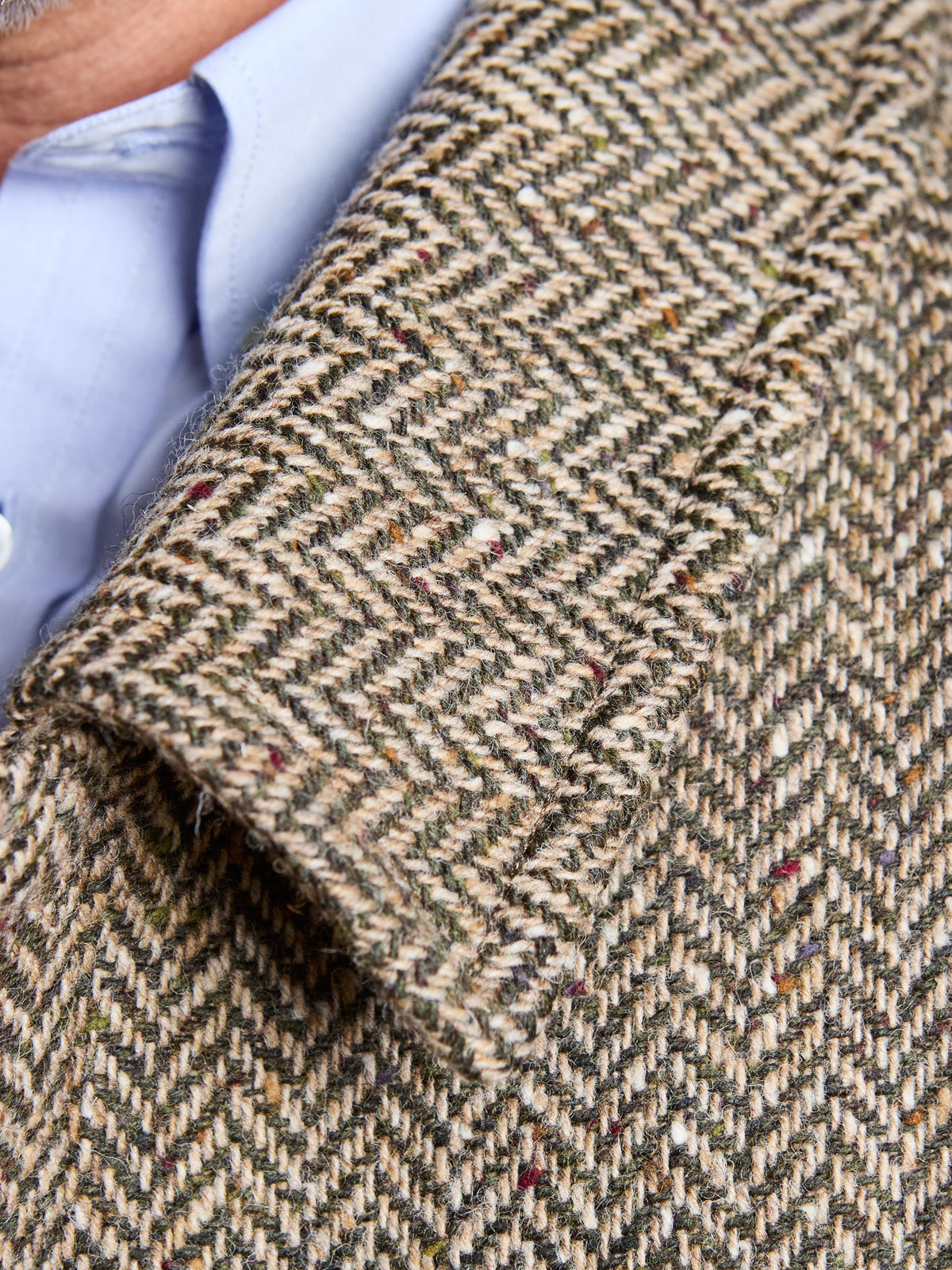 Raglanmantel Fischgrät John Hanly Tweed Olive Light Brown Stoffdetail an der Raglanschulter — John Crocket