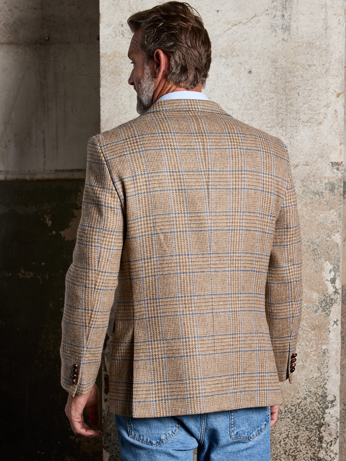 Tweed-Sakko Prince-of-Wales-Karo Magee Tweed Sand Rückansicht am Model — John Crocket