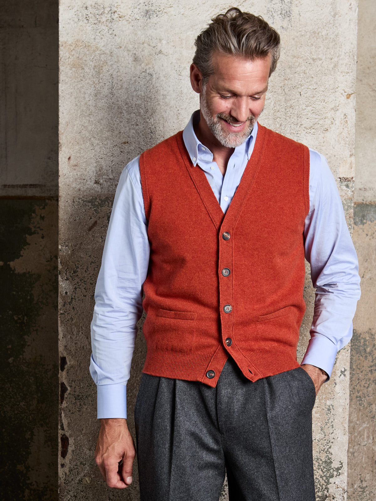 Lambswool Strickweste mit Knopfleiste in Ember, V-Ausschnitt, getragen, Frontalansicht — John Crocket