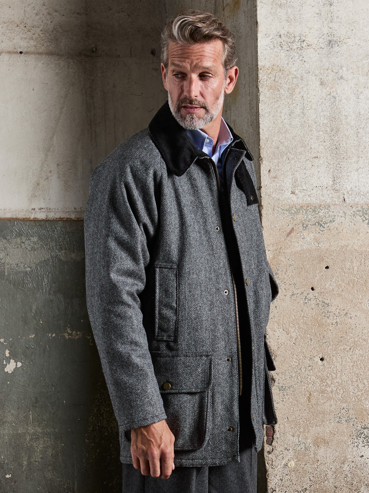 Oxford Jacke Fischgrät Moon Tweed Dark Grey am Model seitlich gewandt, Reißverschluss offen — John Crocket