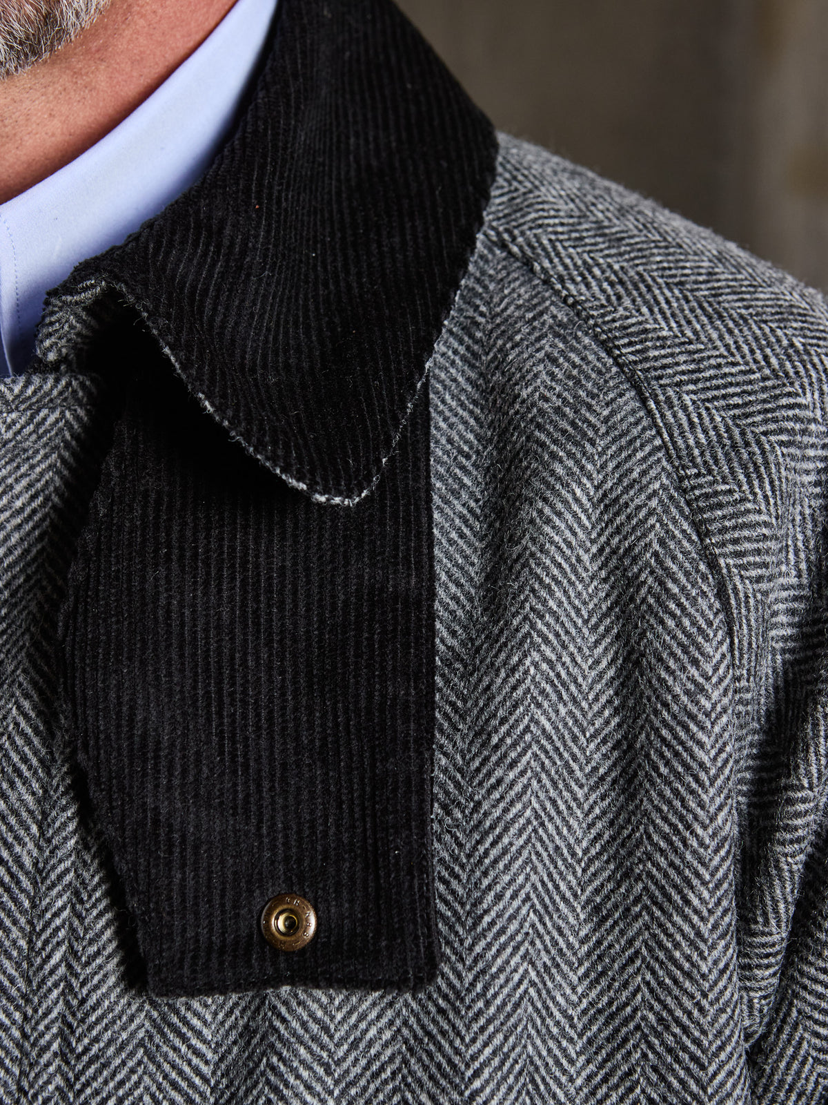 Oxford Jacke Fischgrät Moon Tweed Dark Grey Detailansicht Cordkragen mit Halsriegel — John Crocket
