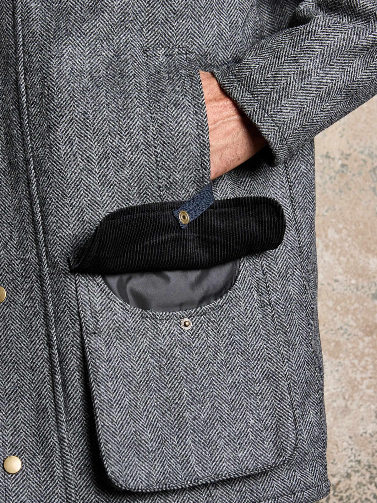 Oxford Jacke Fischgrät Moon Tweed Dark Grey Detailansicht Balgentasche und Einschubtasche — John Crocket
