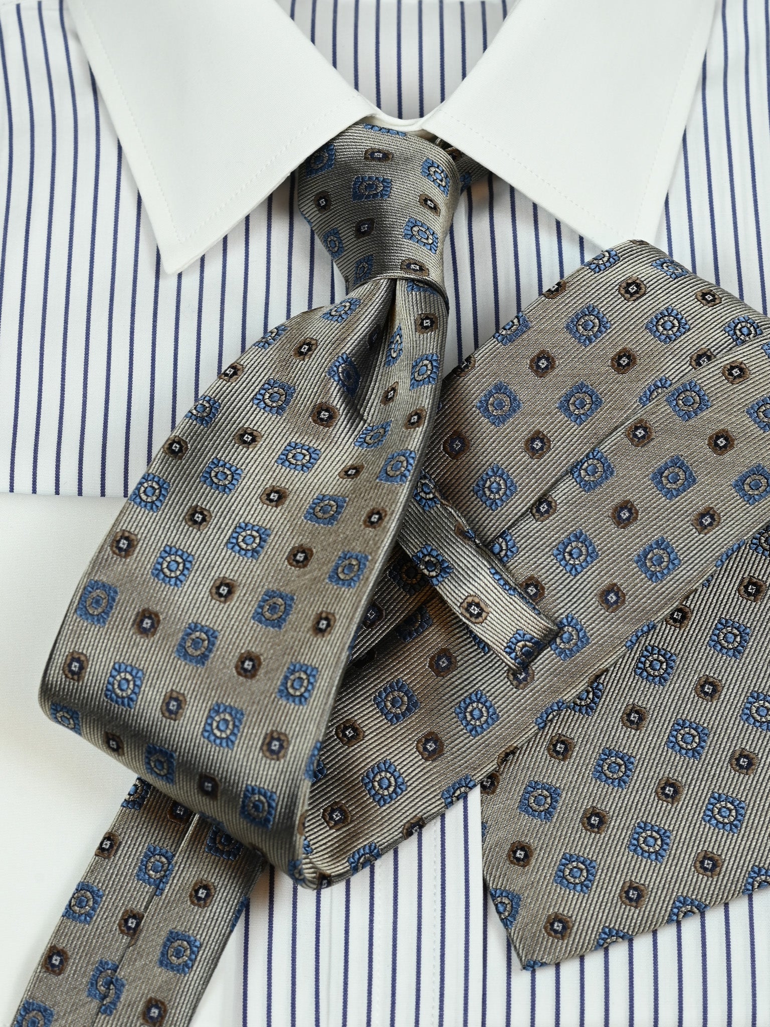 Krawatte mit Medallions in champagner/hellblau