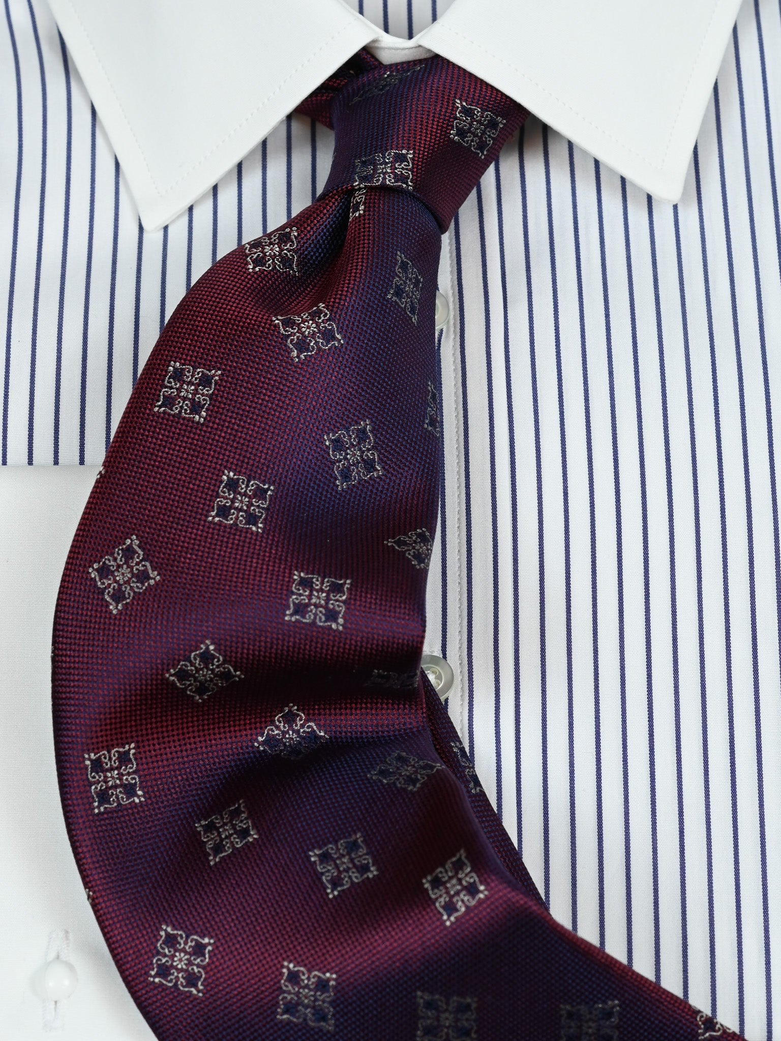 Krawatte mit Medallions in rot/blau