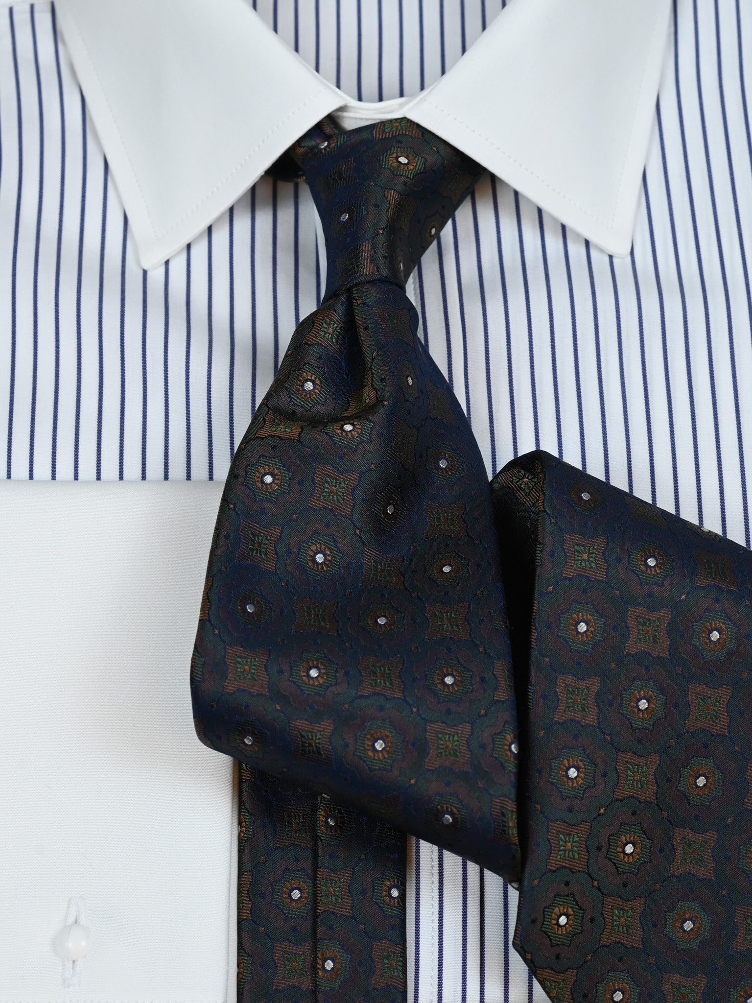 Krawatte mit Medallions in bronze/oliv