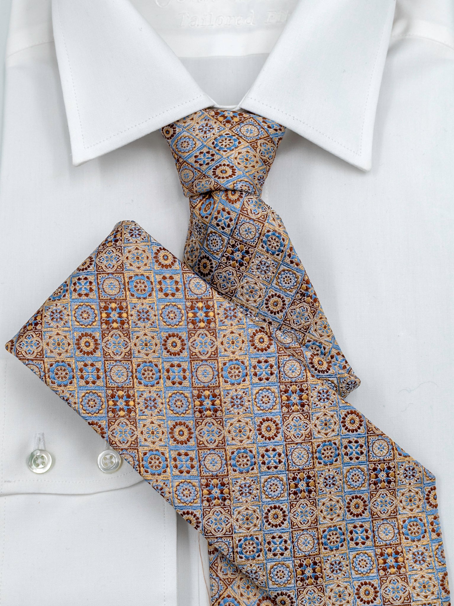 Tie with medallion in blue/beige