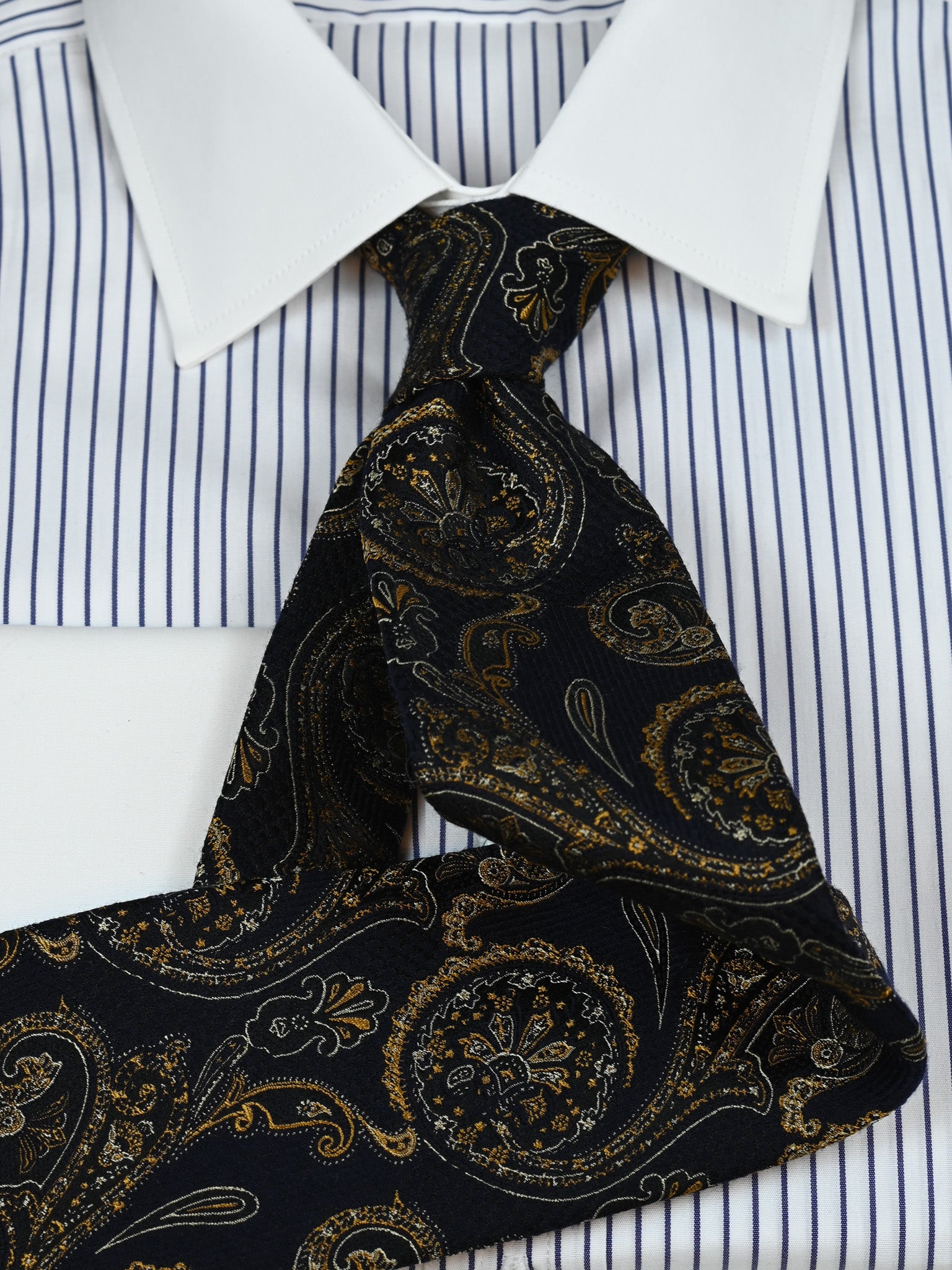 Krawatte mit Paisley in navy/gold