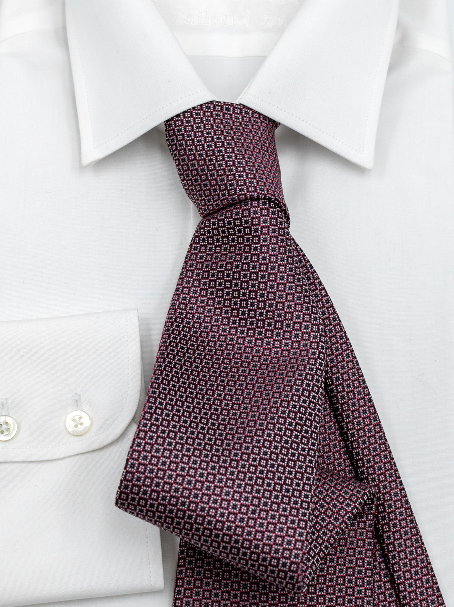 Tie with pattern in red/silver/black