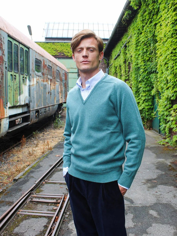 Lambswool sweater with V-neck in modern colors (size 44-52)
