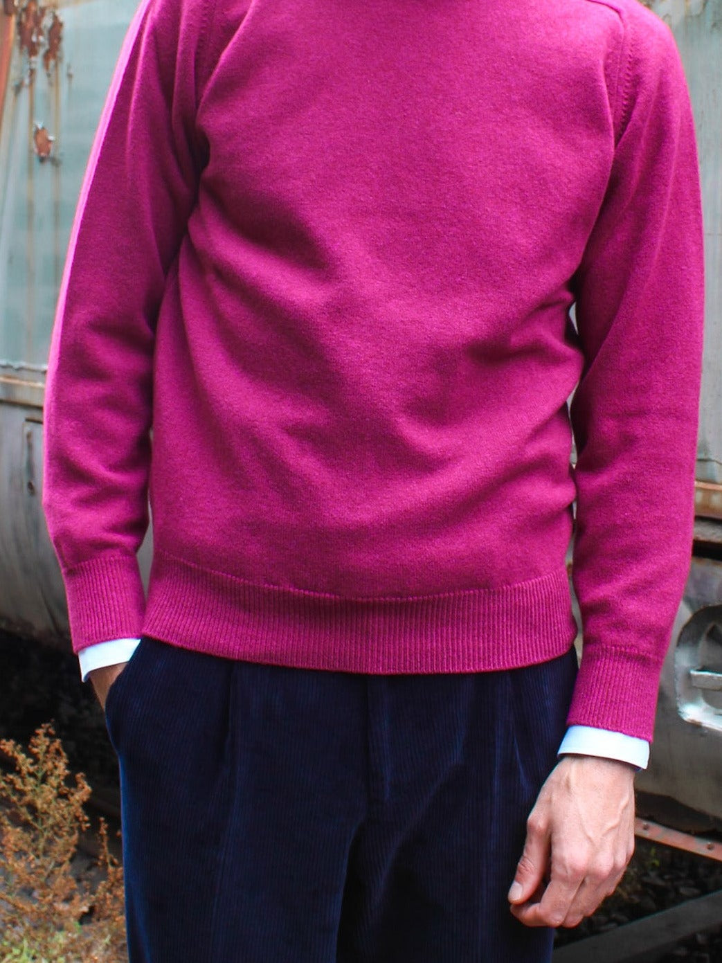 Lambswool Pullover mit Rundausschnitt in magenta — John Crocket