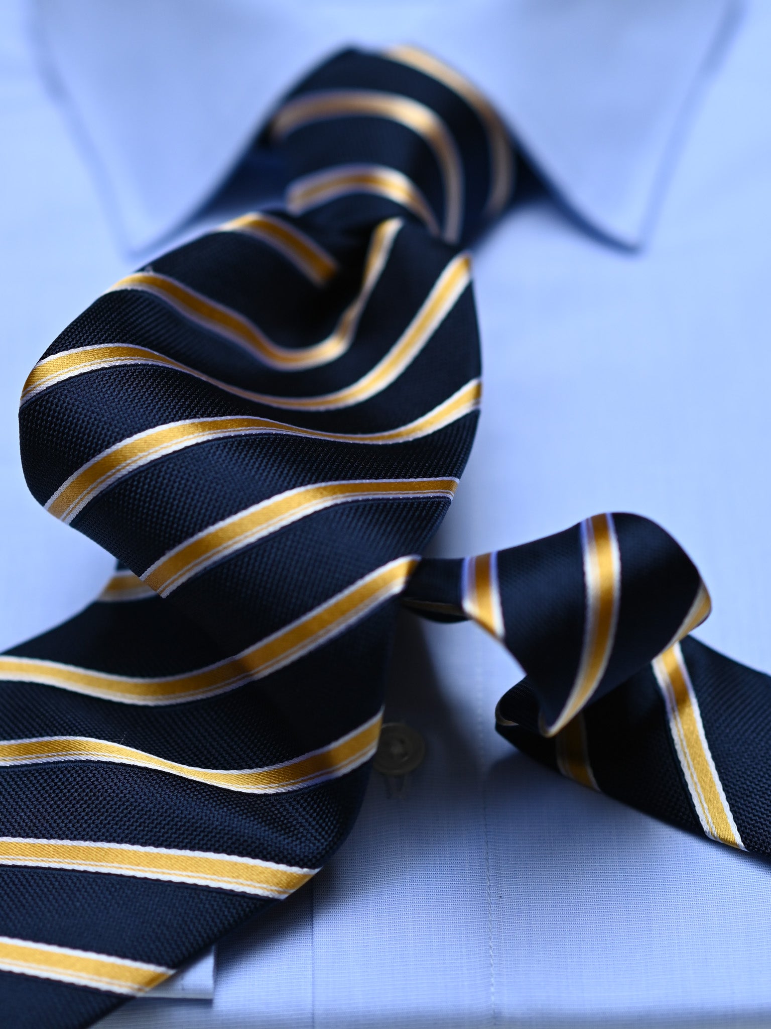 Tie with paisley in khaki/gold