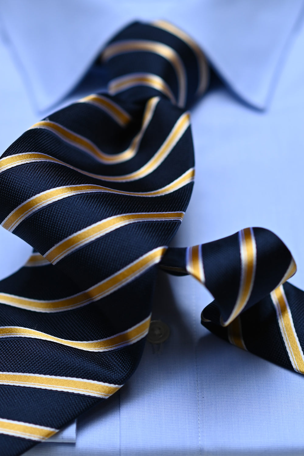 Tie with paisley in khaki/gold