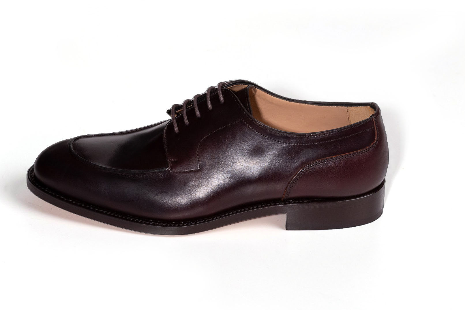 Derby Herrenschuh mit Norweger-Naht in Kastanienbraun, Dreiviertelansicht von vorn
