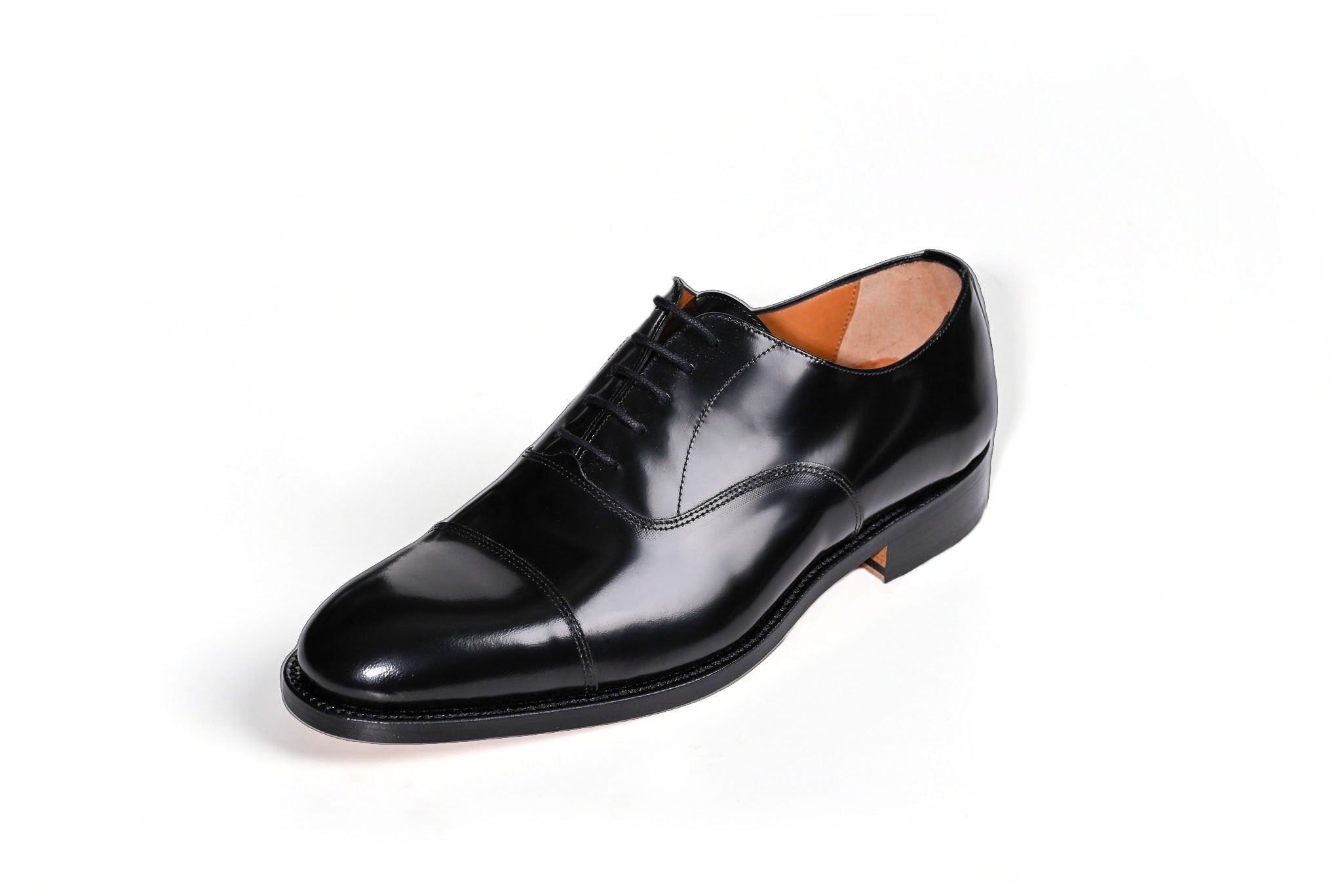 Plain Oxford Herrenschuh in Schwarz Hochglanz, Dreiviertelansicht von vorn