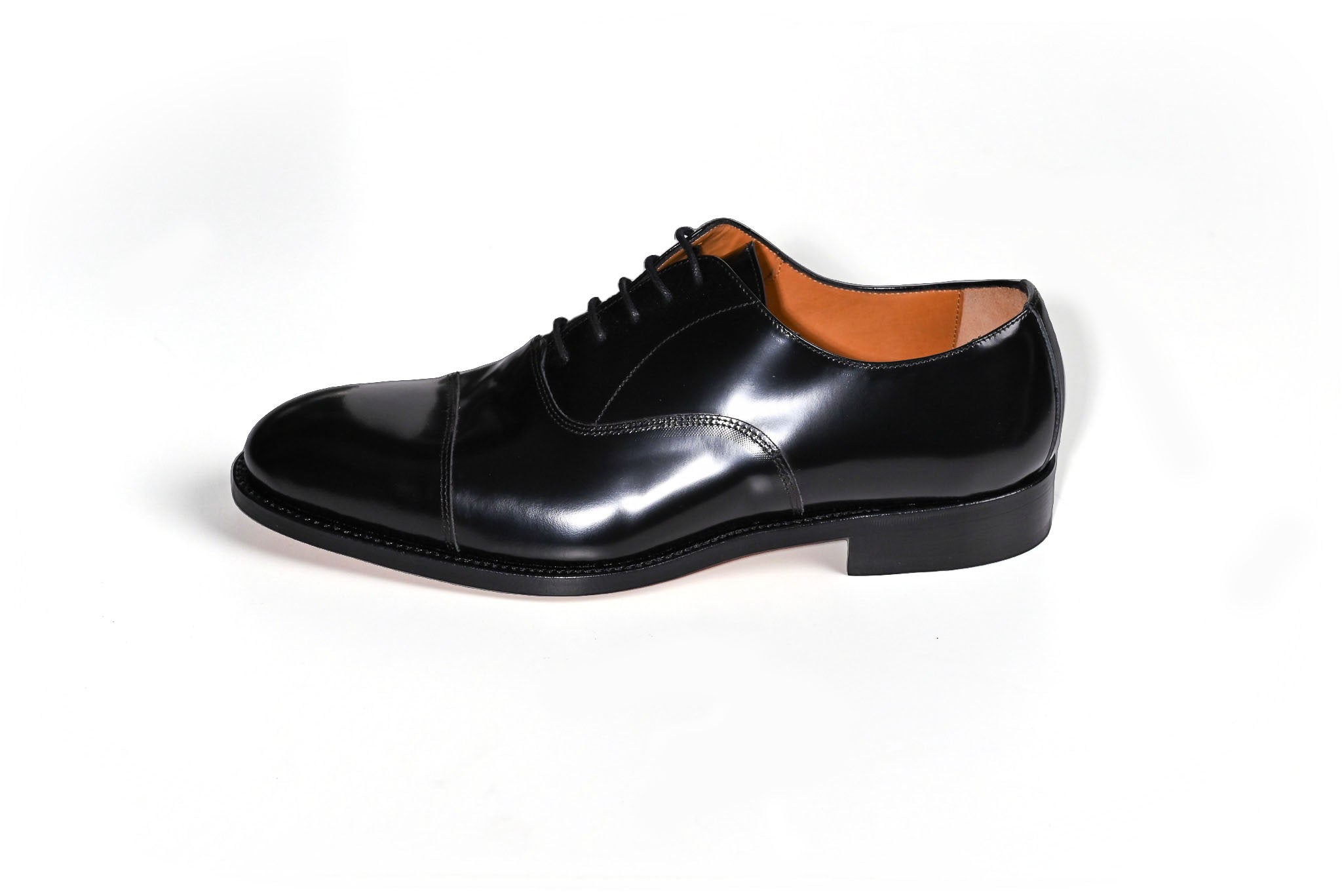 Plain Oxford Herrenschuh in Schwarz Hochglanz, Seitenansicht der Innenseite