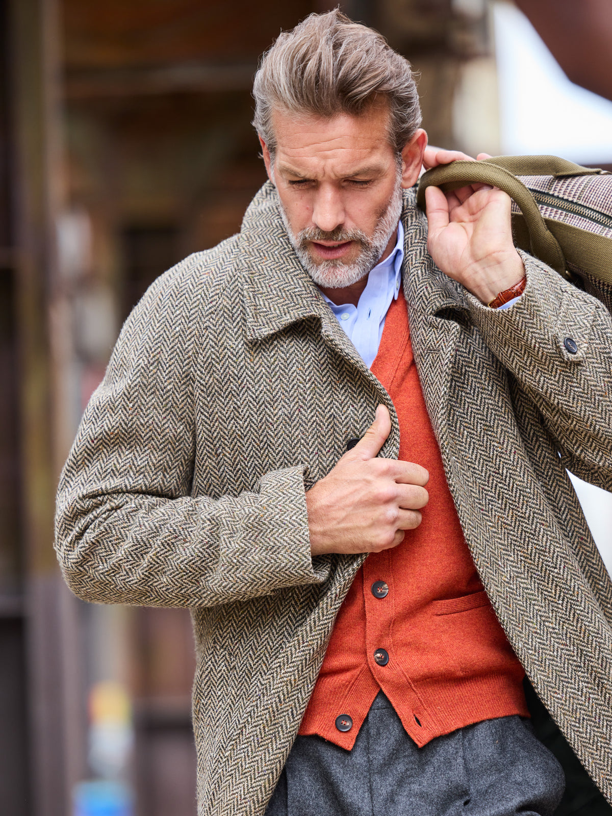 Raglanmantel Fischgrät John Hanly Tweed Olive Light Brown Oberkörper mit Stehkragen und Raglanärmel — John Crocket