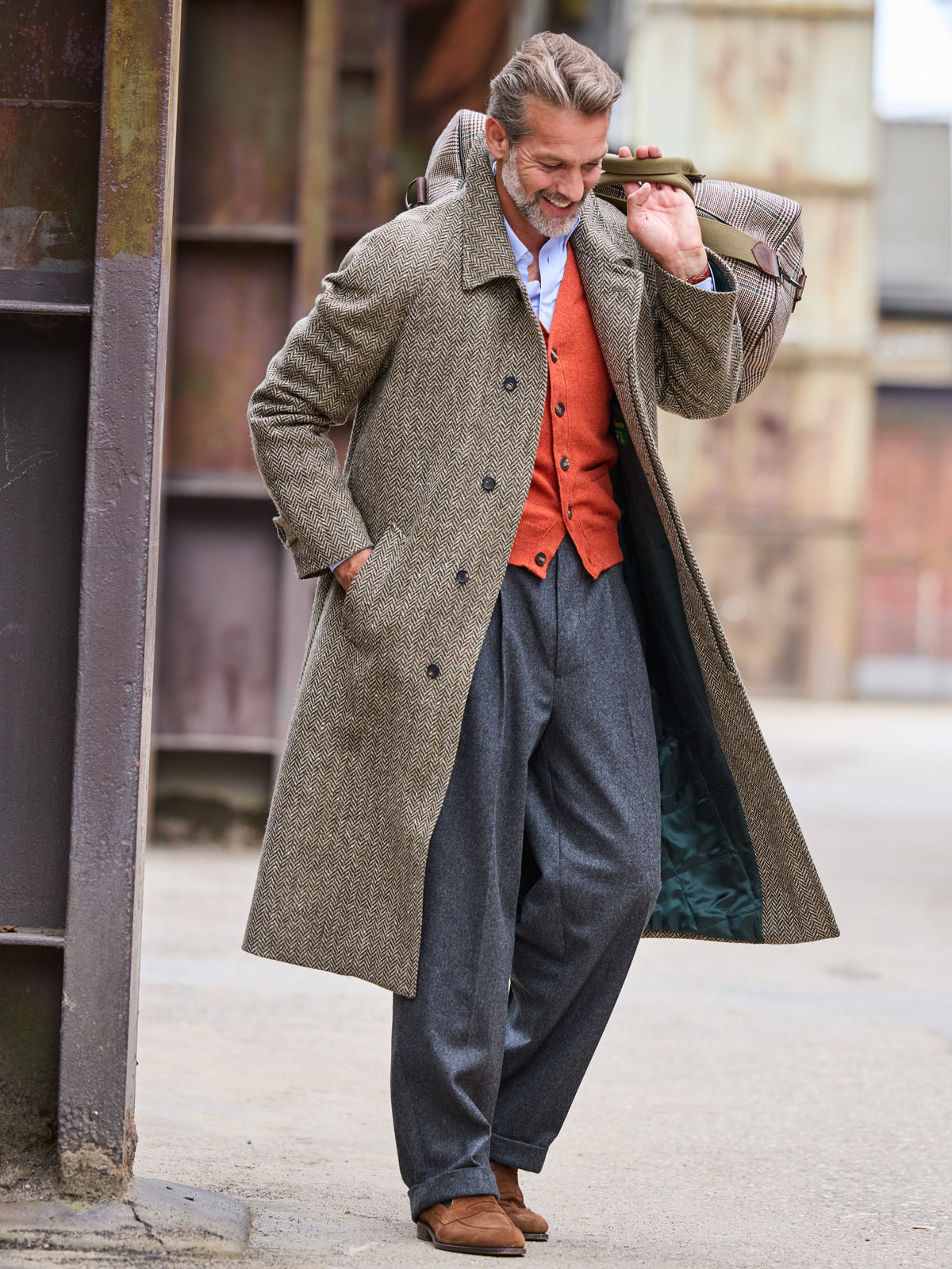 Raglanmantel Fischgrät John Hanly Tweed Olive Light Brown im Gehen getragen, Futter sichtbar — John Crocket