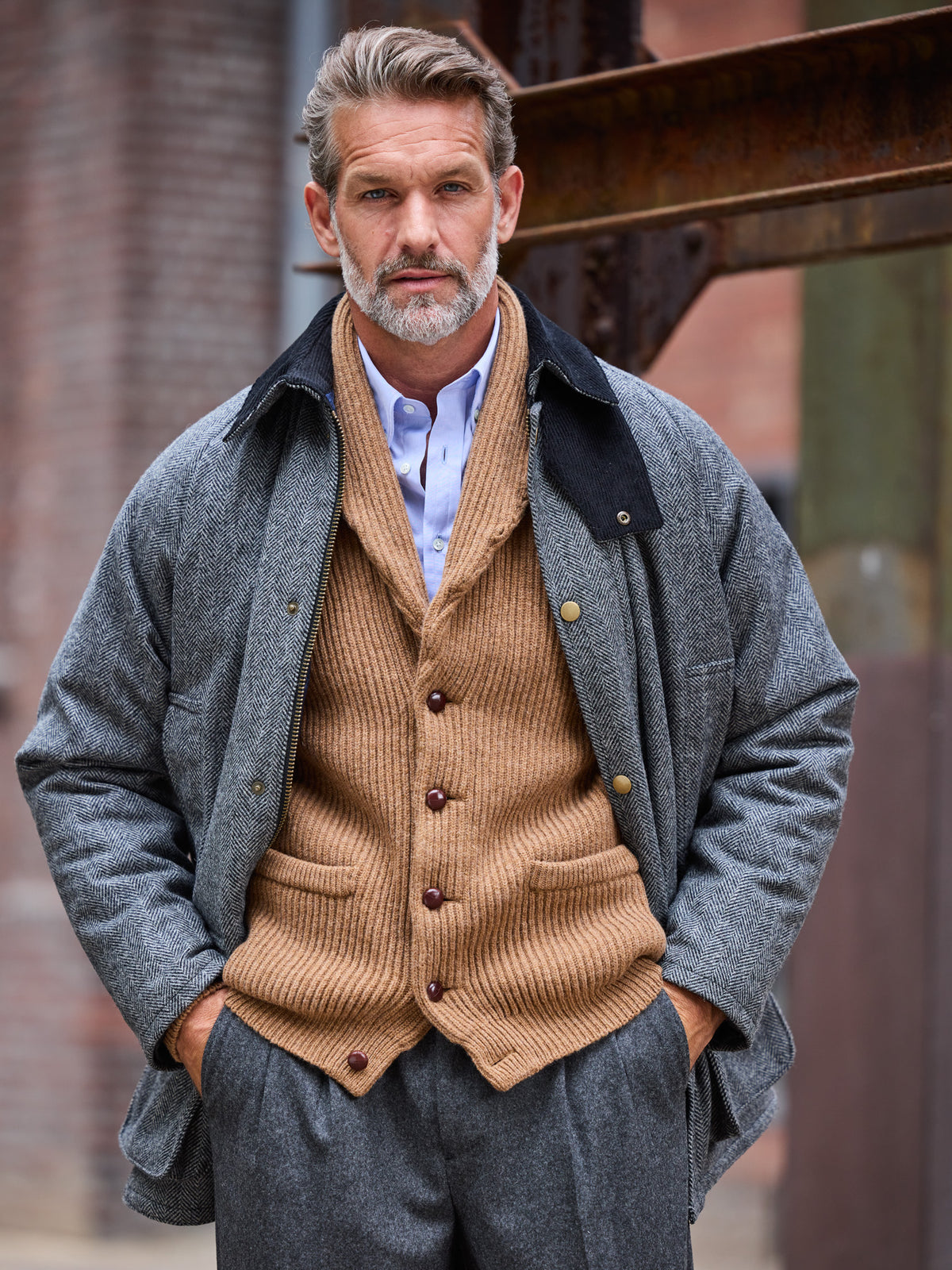 Oxford Jacke Fischgrät Moon Tweed Dark Grey Frontalansicht am Model, Hände in den Taschen — John Crocket