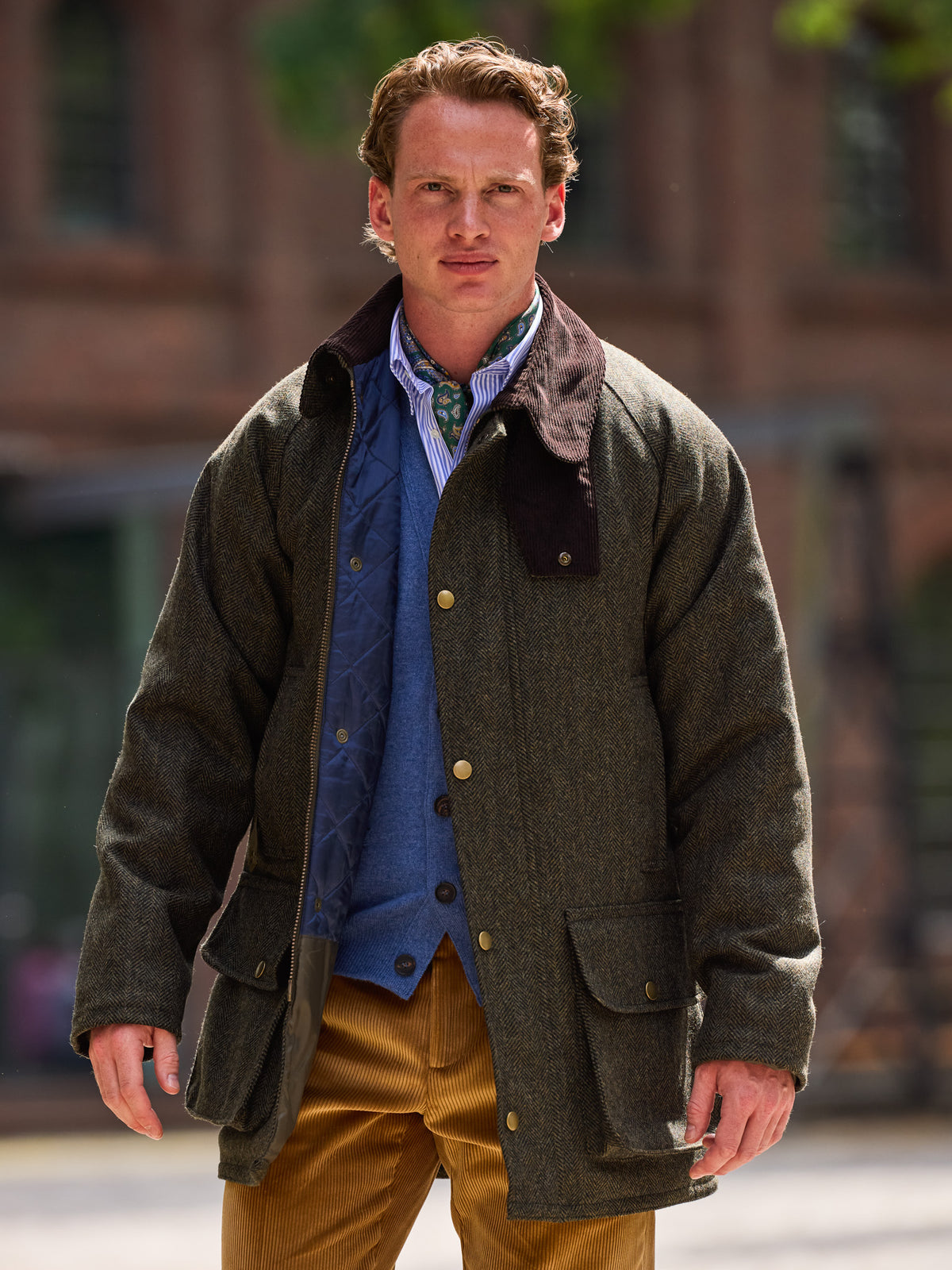 Oxford Jacke Fischgrät Moon Tweed Forest offen über blauer Strickjacke getragen — John Crocket