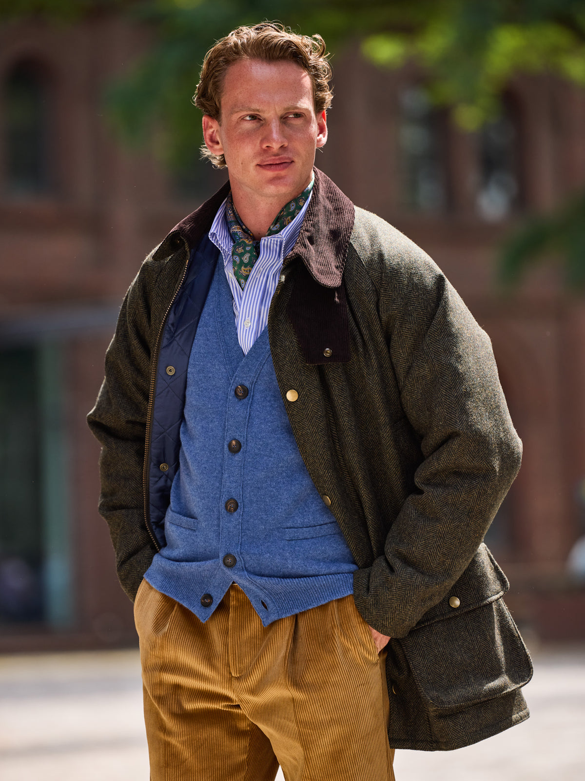 Oxford Jacke Fischgrät Moon Tweed Forest offen getragen, gestepptes Futter sichtbar — John Crocket