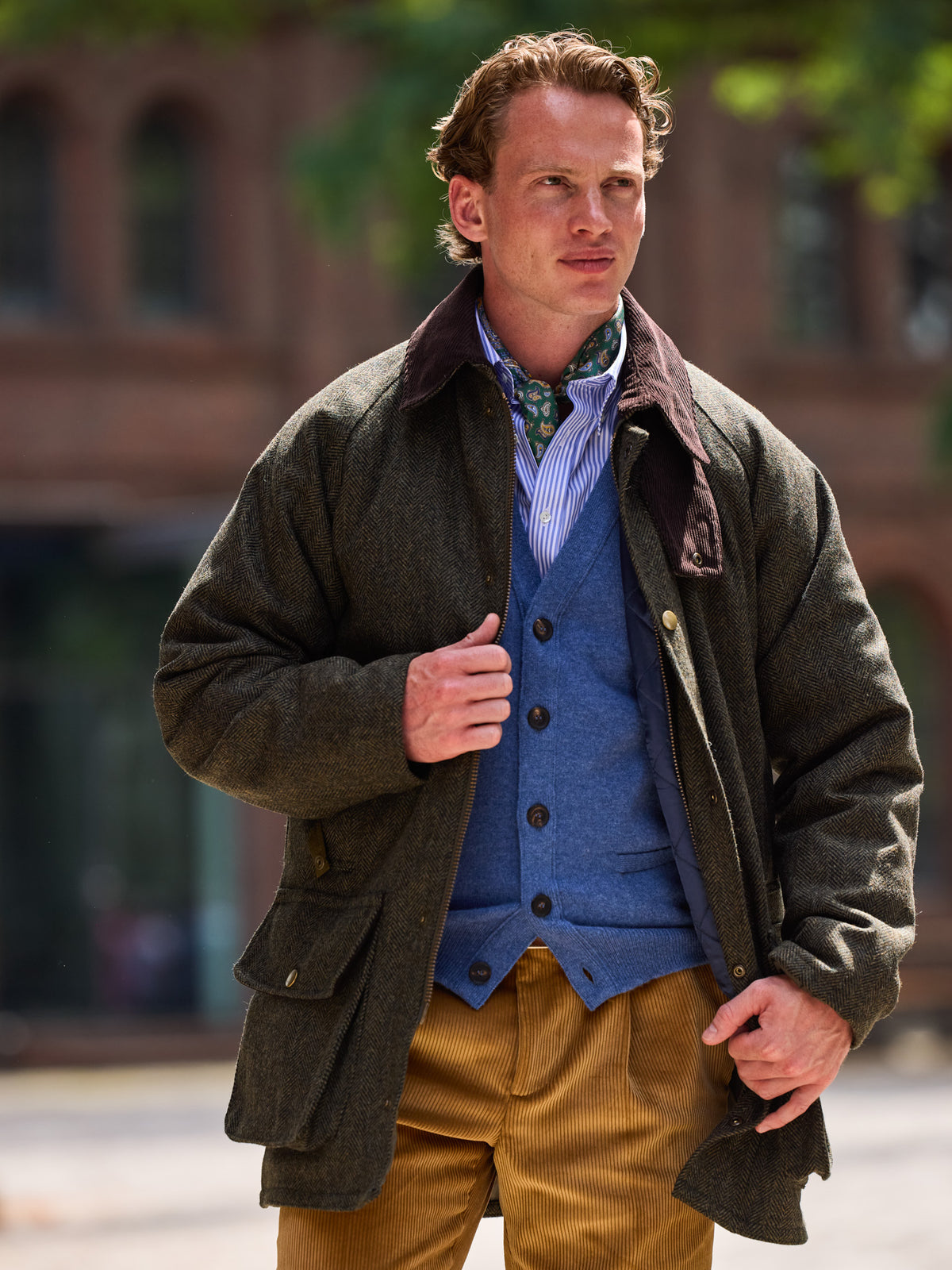 Oxford Jacke Fischgrät Moon Tweed Forest am Model seitlich gewandt, Jacke offen — John Crocket