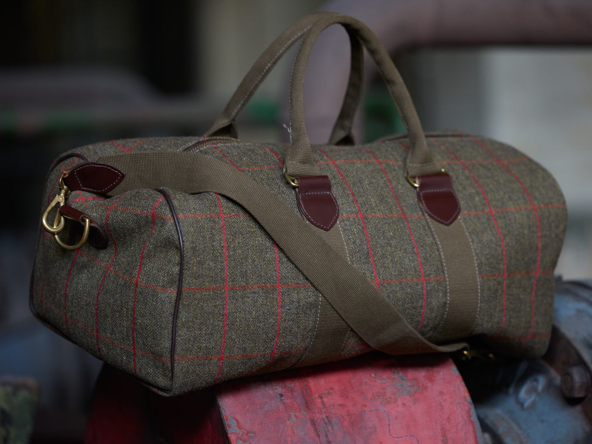 Weekender mit Fensterkaro aus Lovat Tweed – Olive