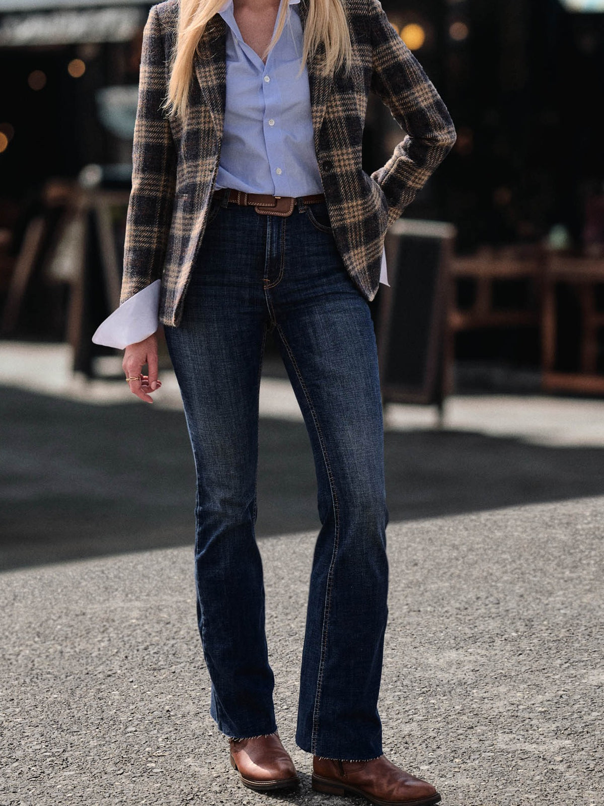 Frau in Tweed Blazer auf Straße