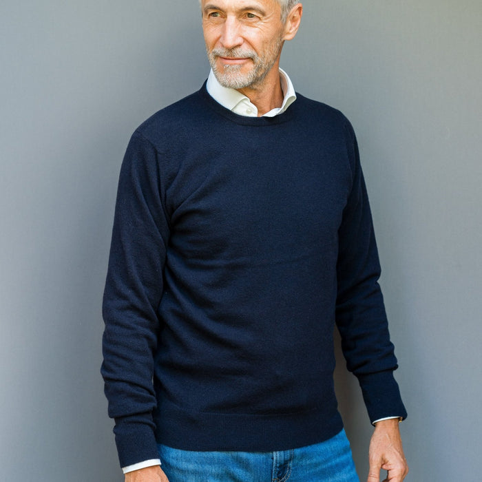 Cashmere sweater (2-ply) with C-neck in classic colours