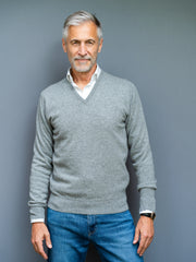 Cashmere sweater (2-ply) with V-neck in classic colours