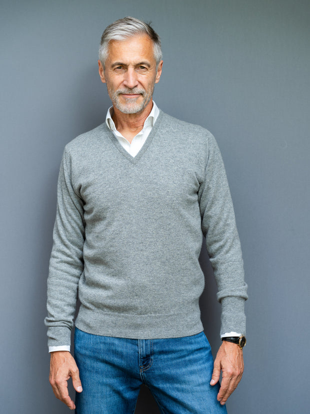 Cashmere sweater (2-ply) with V-neck in classic colours