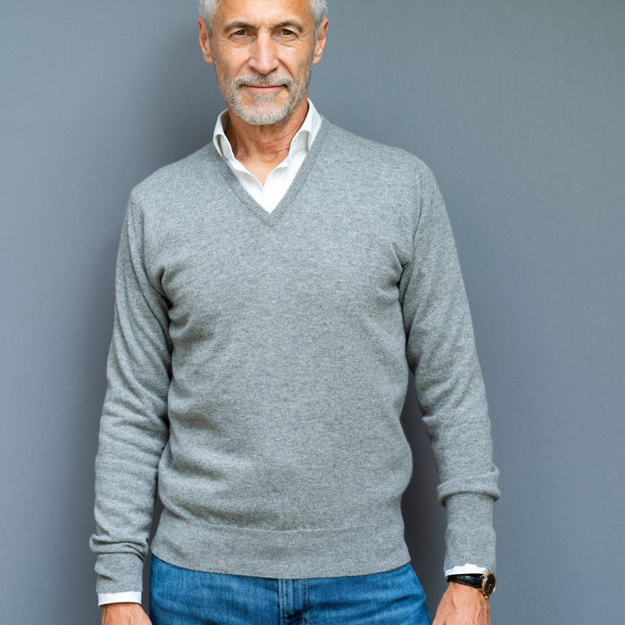 Cashmere sweater (2-ply) with V-neck in classic colours