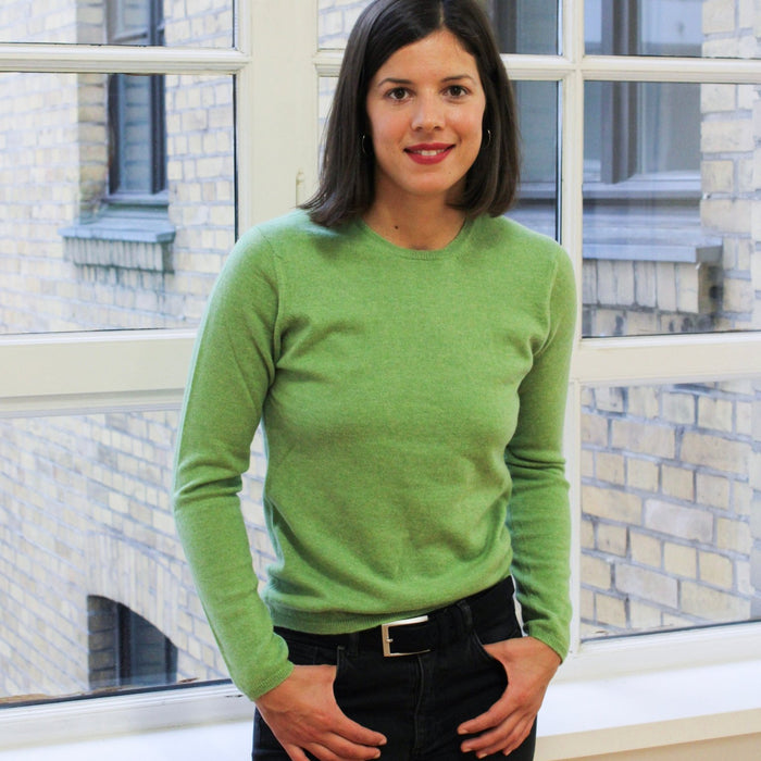 Cashmere sweater with C-neck, our highlights