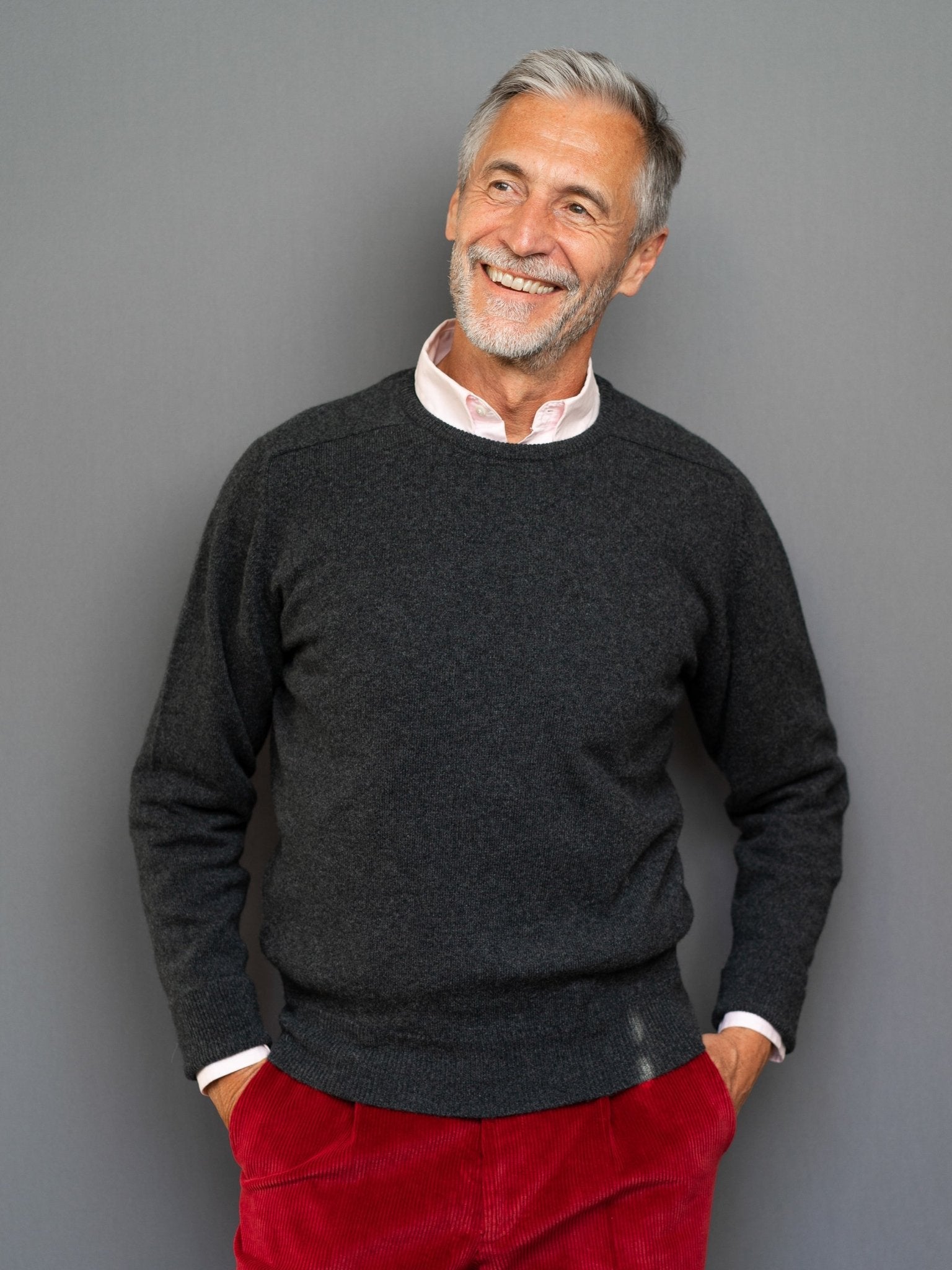 Cashmere sweater (3-ply) with C-neck in modern colours